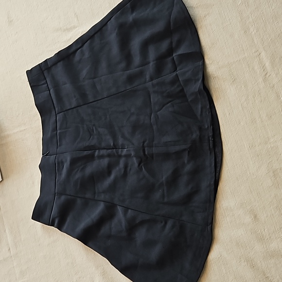 Scorts - Picture 2 of 4